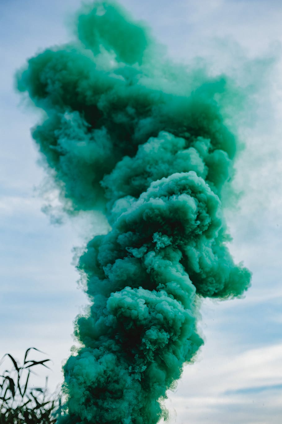 Green Smoke Bomb, Abstract, Background, Outdoor, Nature, - Iphone Wallpaper Smoke Bombs , HD Wallpaper & Backgrounds