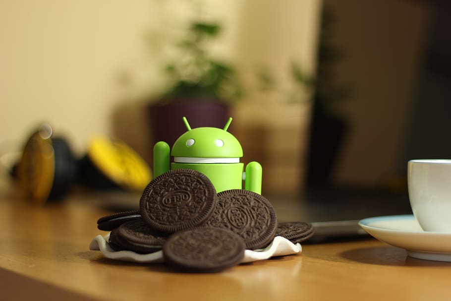 Android Toy Beside Oreo Cookies On Table, Coffee, No - Oreo Latest Android Versions , HD Wallpaper & Backgrounds
