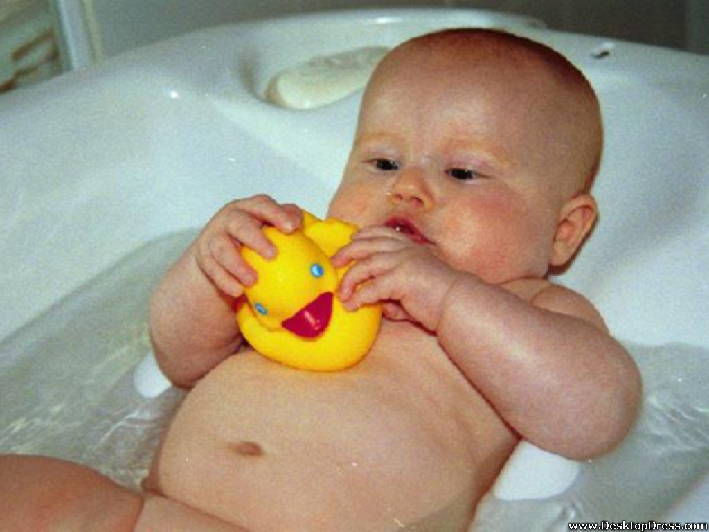 Boy Playing With Duck In Bath - Bathing Baby Boy , HD Wallpaper & Backgrounds