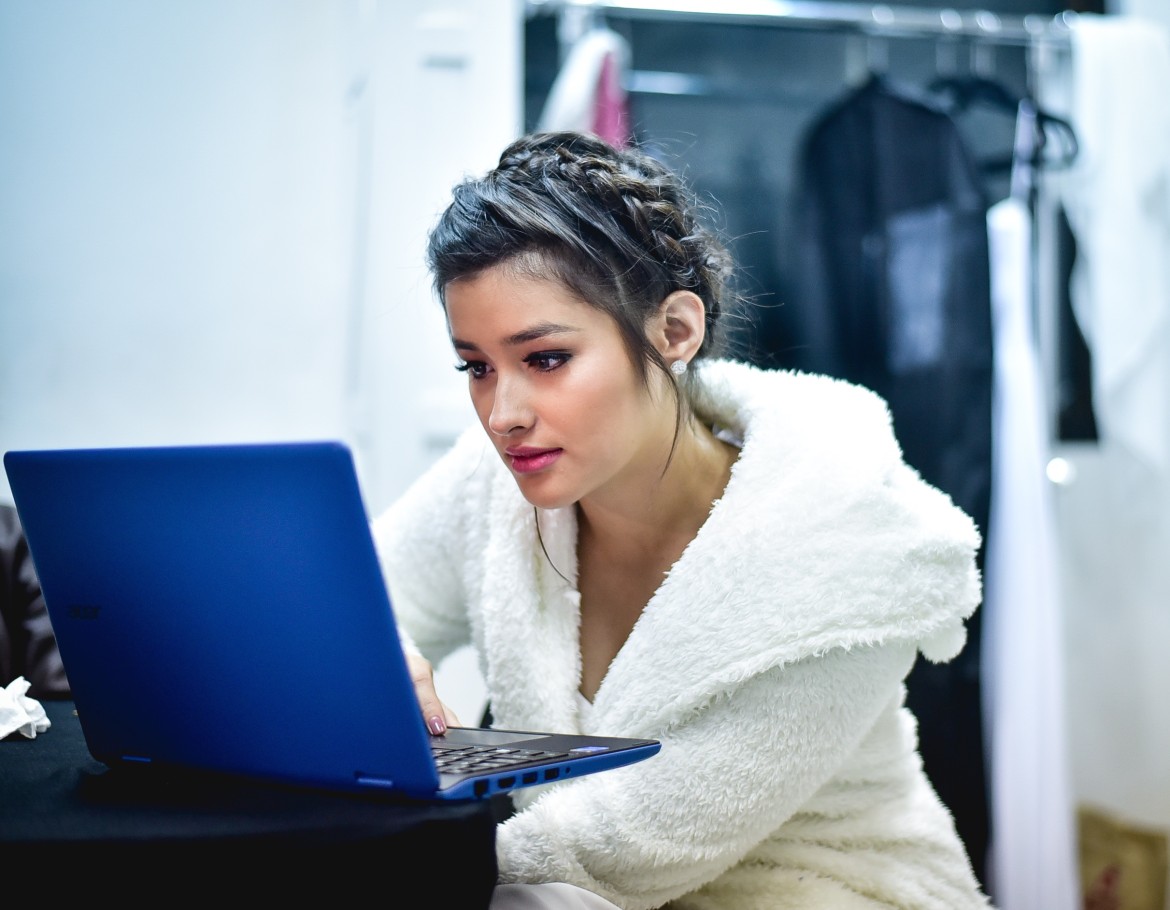 Liza Soberano With Computer , HD Wallpaper & Backgrounds