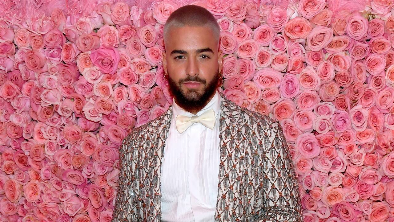 Maluma Kissing Mom , HD Wallpaper & Backgrounds