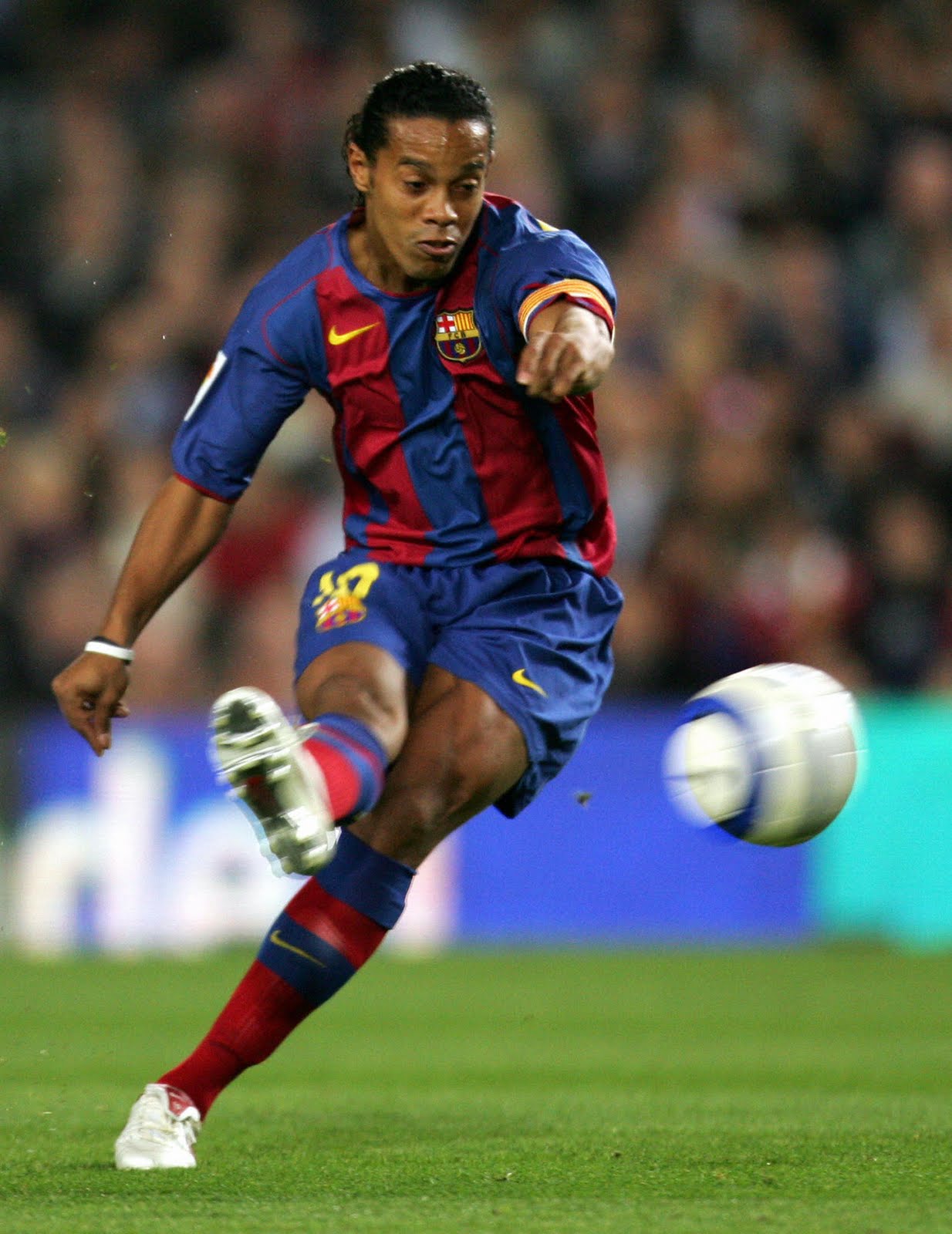Ronaldinho De,ronaldinho Wallpapers,ronaldinho Soccer - Ronaldinho Gaúcho , HD Wallpaper & Backgrounds