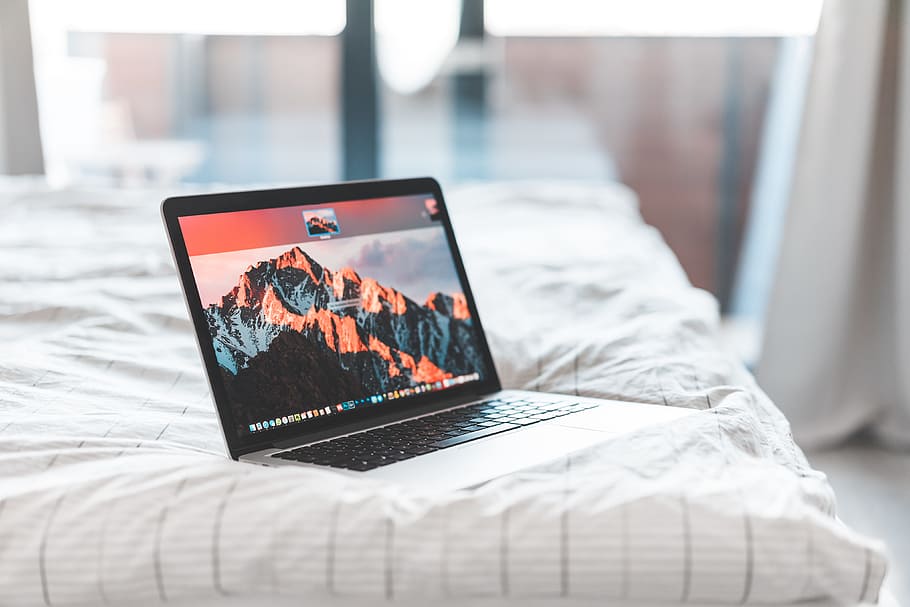 Laptop In The Bed , HD Wallpaper & Backgrounds
