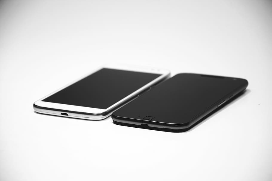White Motorola Moto G3 And Black Motorola Moto G4 Smartphones, - Dispositivos Moviles En Blanco Y Negro , HD Wallpaper & Backgrounds