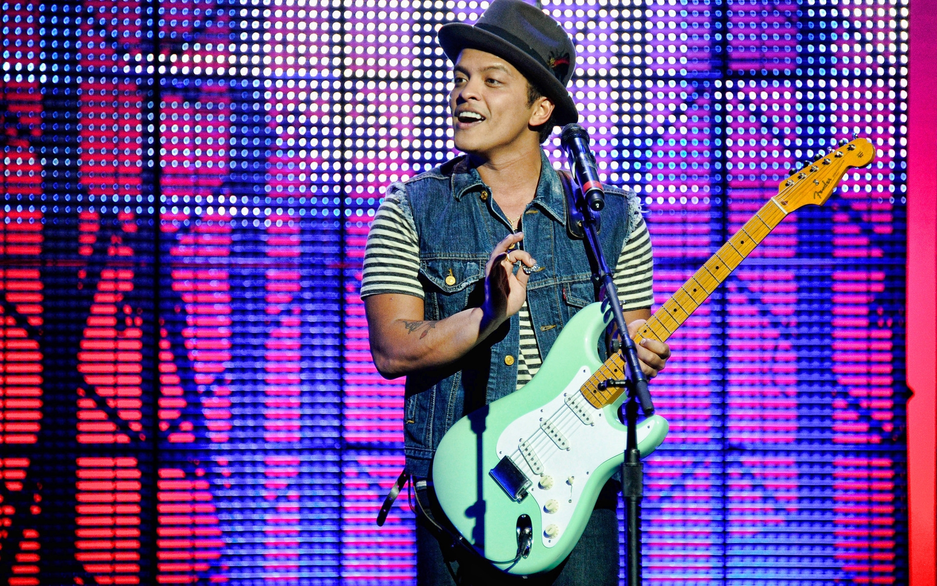 Bruno Mars In Concert Hd , HD Wallpaper & Backgrounds