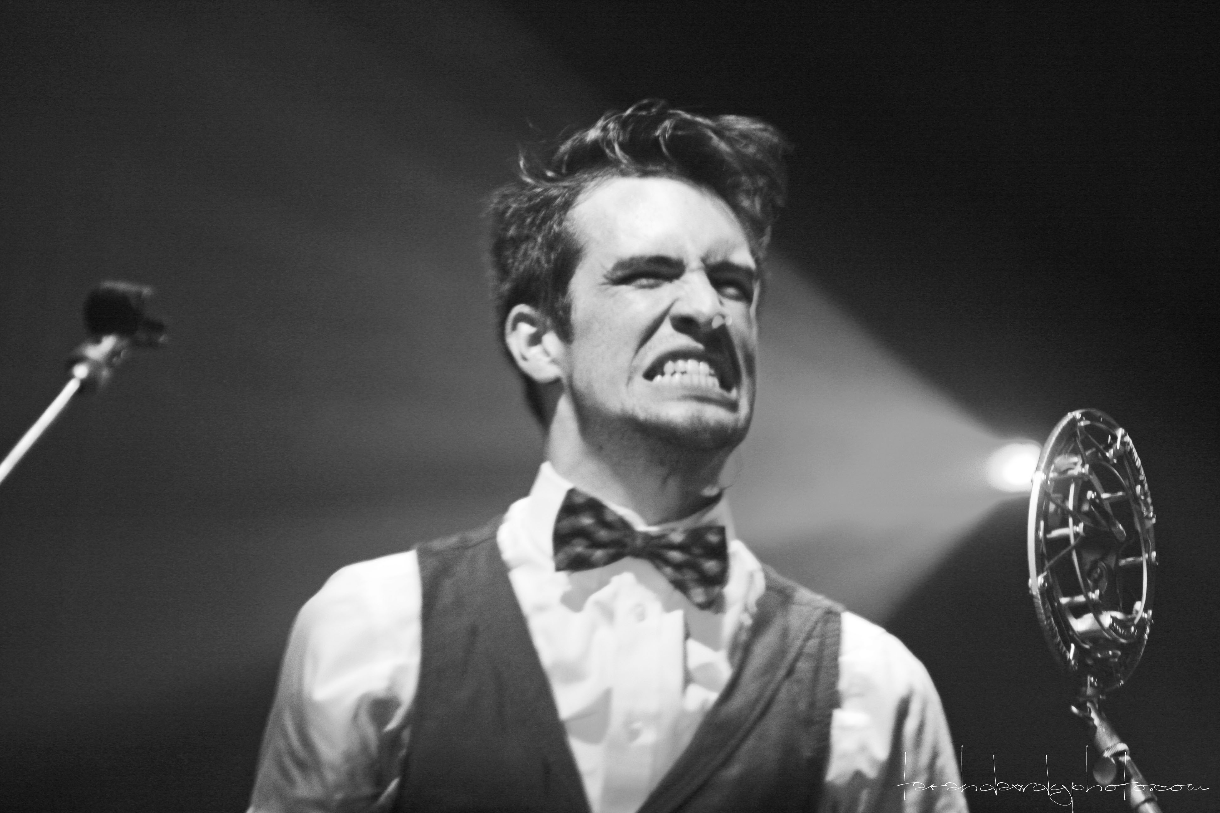 Download Free Brendon Urie Backgrounds - Performance , HD Wallpaper & Backgrounds