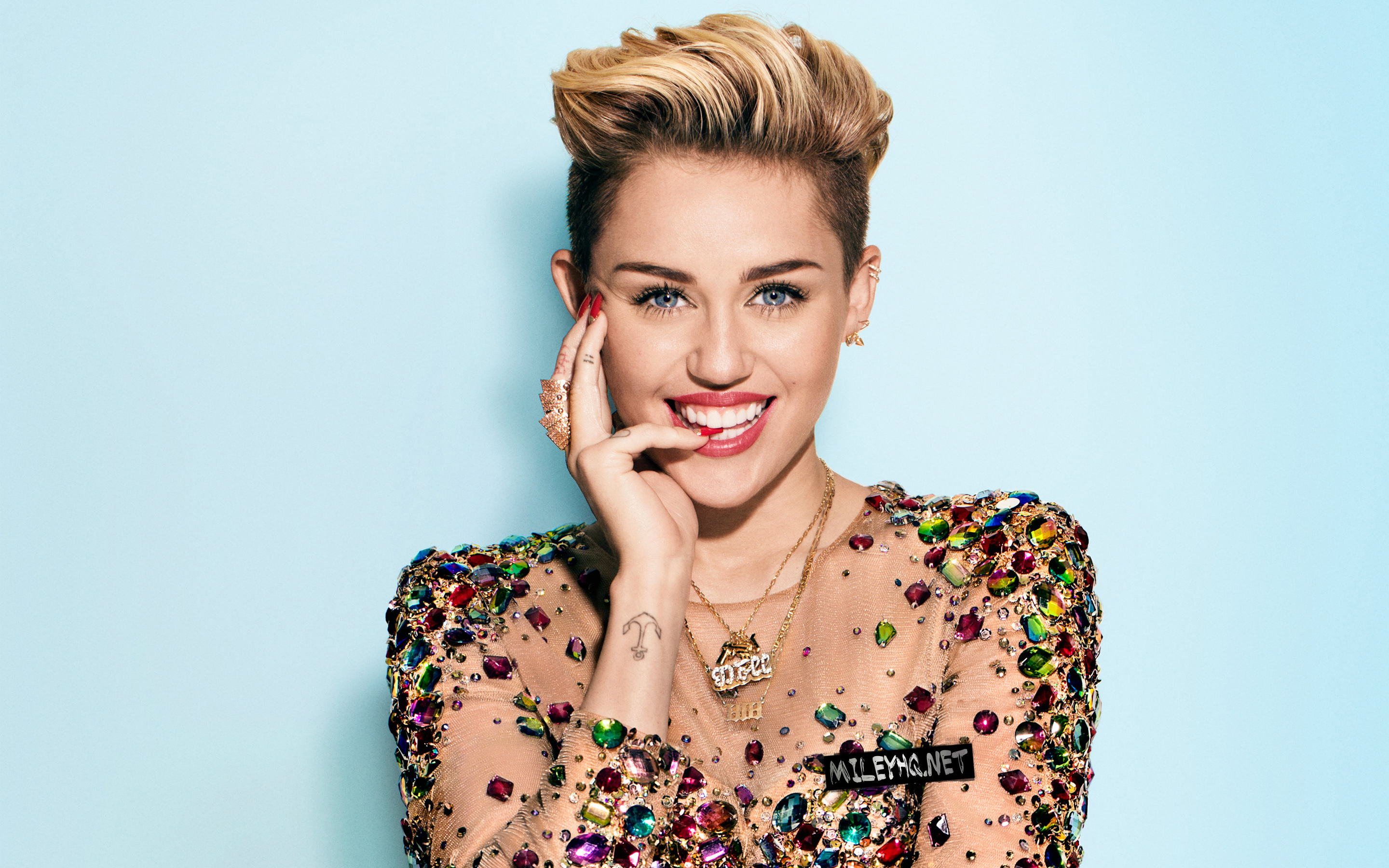 Miley Cyrus Widescreen Wallpaper - Miley Cyrus , HD Wallpaper & Backgrounds