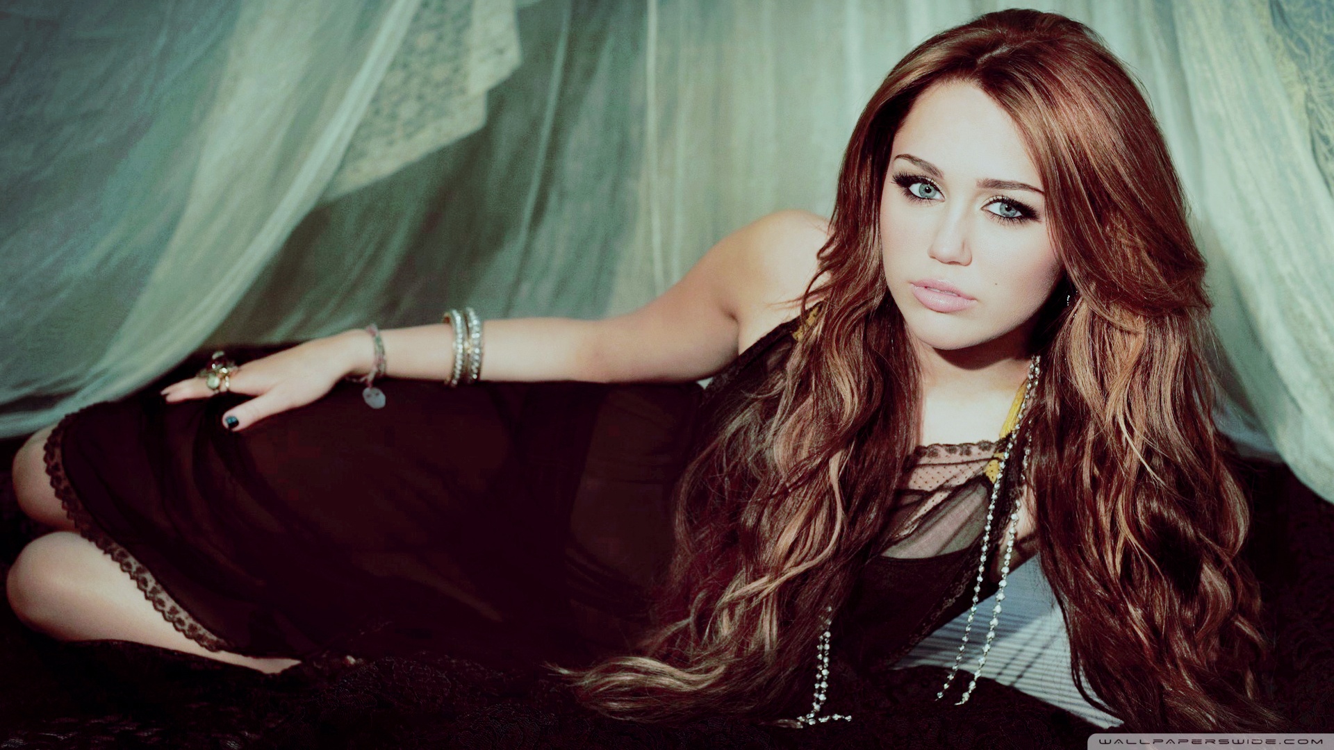 Standard - Miley Cyrus , HD Wallpaper & Backgrounds