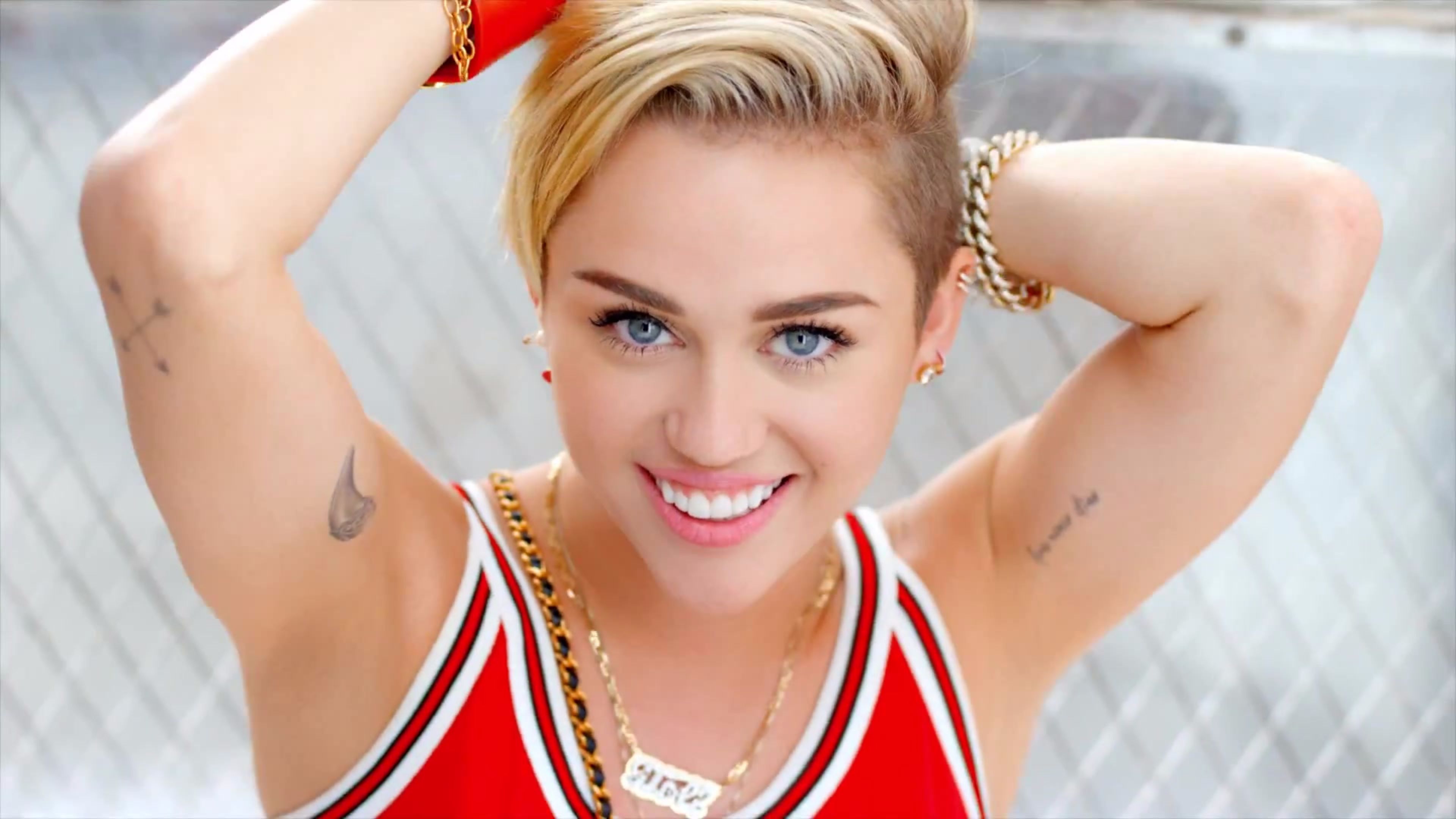 Free Miley Cyrus 4k Wallpaper - Miley Cyrus , HD Wallpaper & Backgrounds