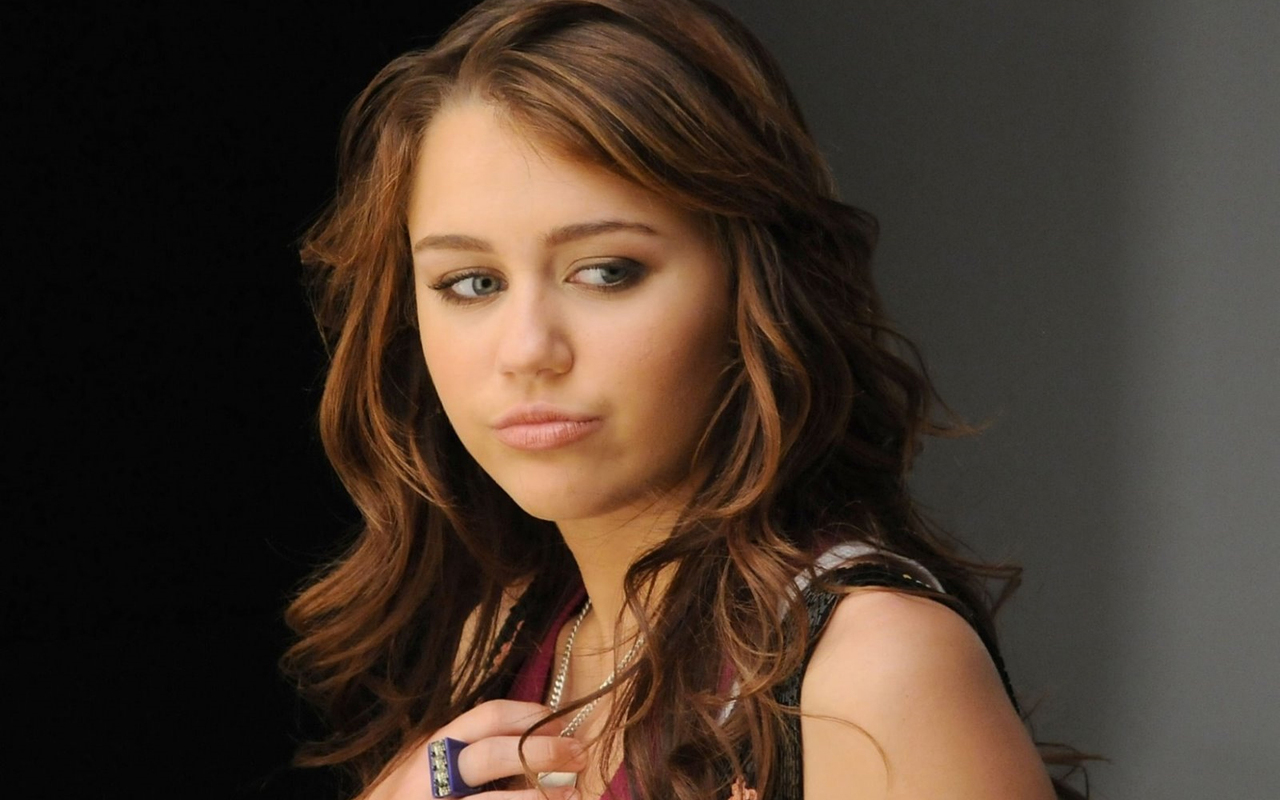 Miley Cyrus Wallpaper - Miley Cyrus , HD Wallpaper & Backgrounds