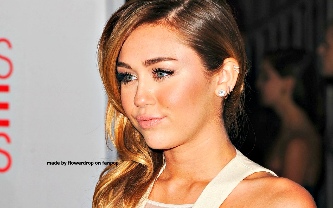 Miley Cyrus Wallpaper Miley Cyrus Bestscreenwallpaper - Miley Cyrus Ear Piercings 2019 , HD Wallpaper & Backgrounds