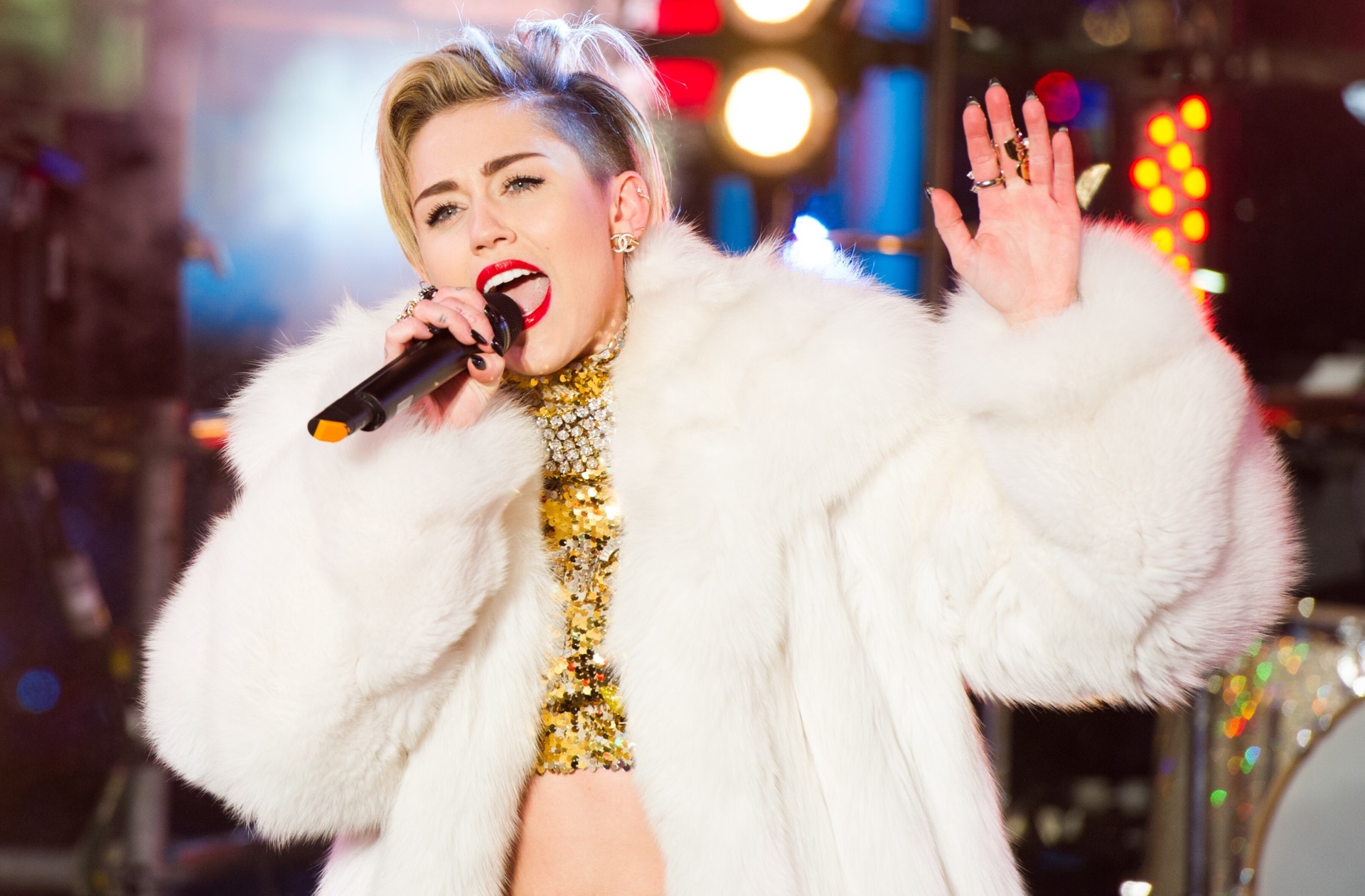 Miley Cyrus Furs Coats , HD Wallpaper & Backgrounds