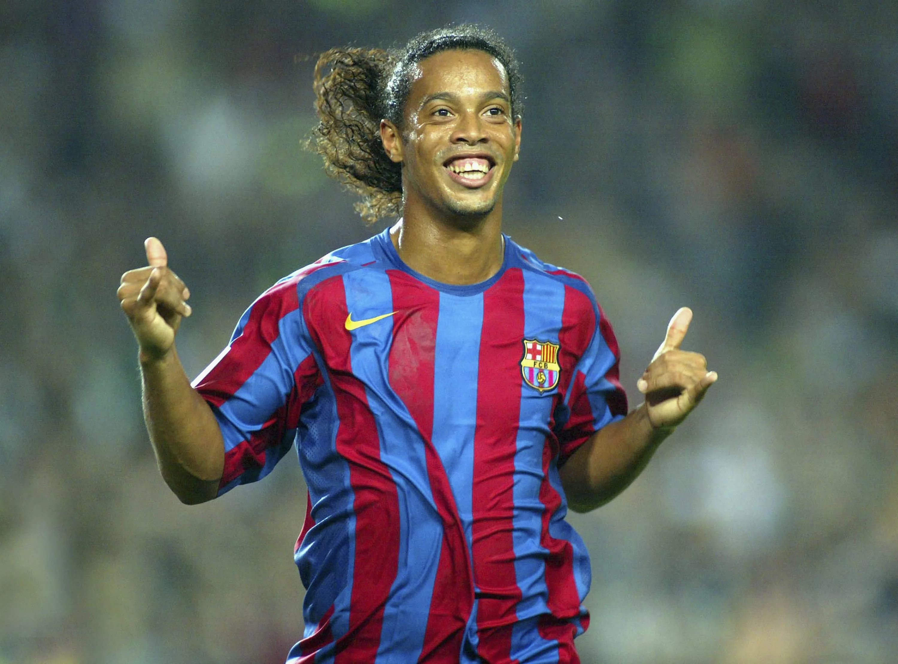 Ronaldinho Wallpaper Ronaldinho Wallpapers Download - Ronaldinho With Barcelona , HD Wallpaper & Backgrounds
