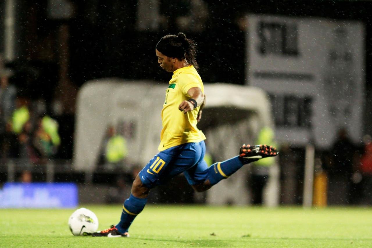 Awesome Ronaldinho Free Background Id - Fondos De Pantalla De Ronaldinho Hd , HD Wallpaper & Backgrounds
