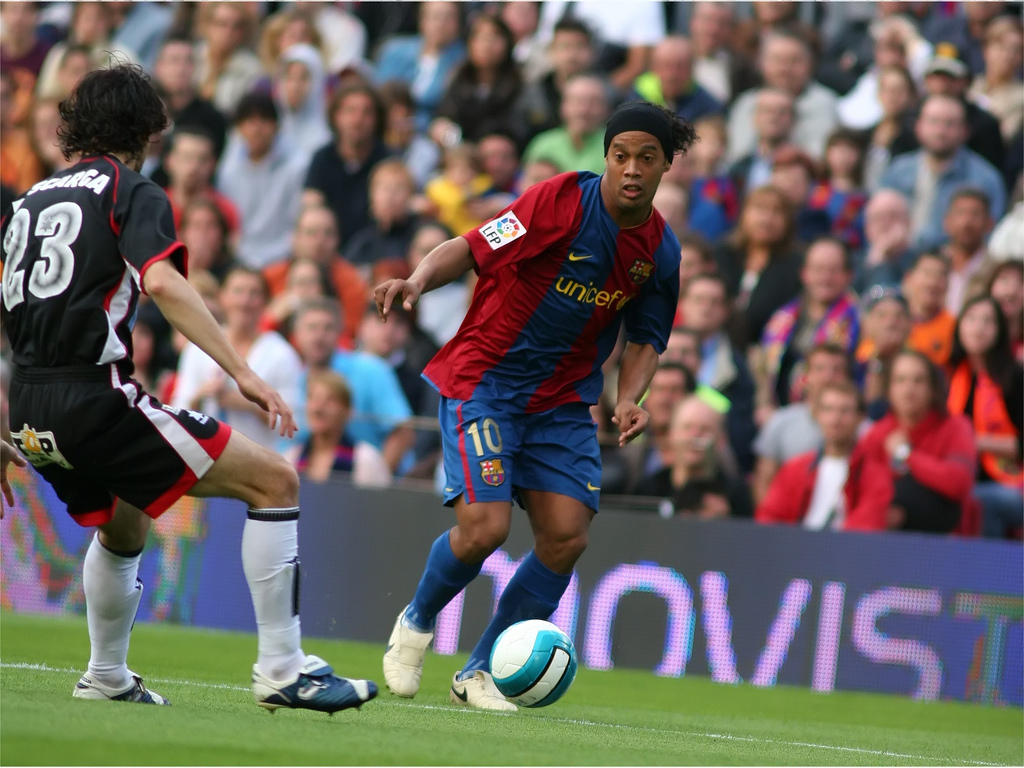 Ronaldinho Wallpaper - Ronaldinho Barcelona Dribbling , HD Wallpaper & Backgrounds