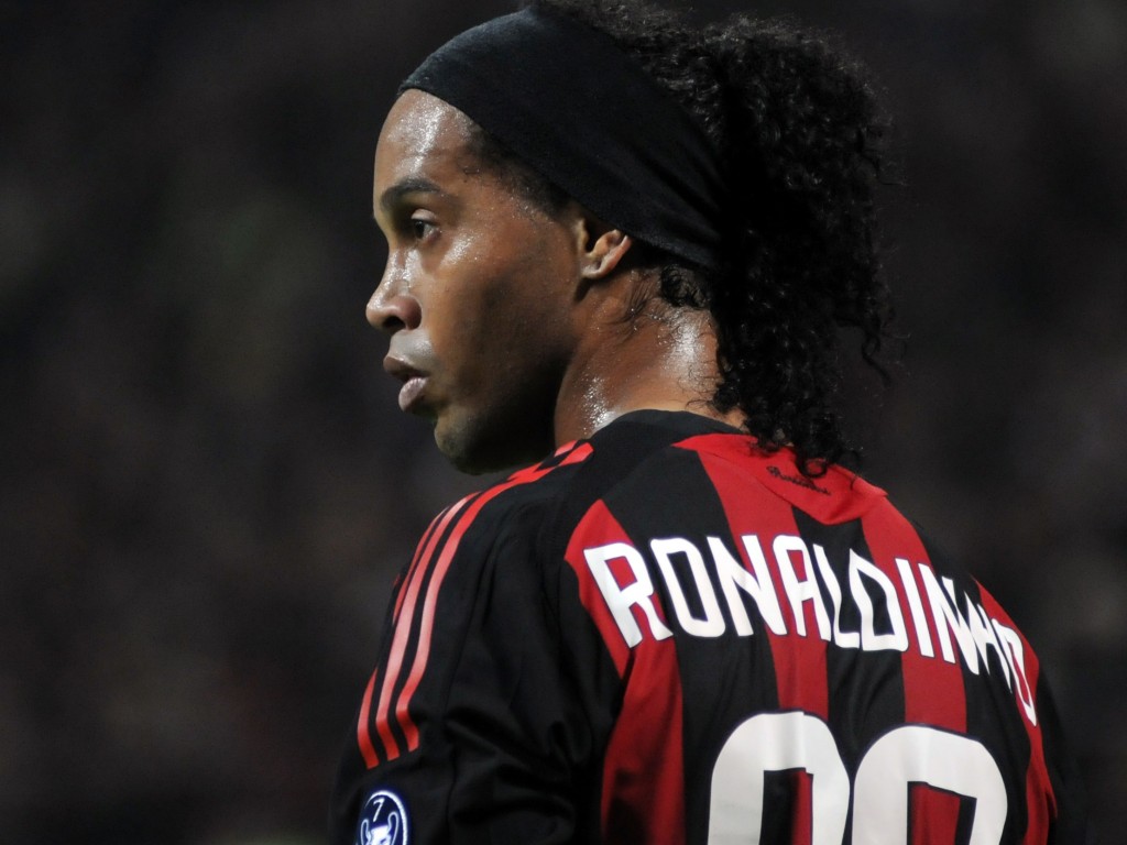 Ronaldinho - Ronaldinho Ac Milan Wallpaper Hd , HD Wallpaper & Backgrounds