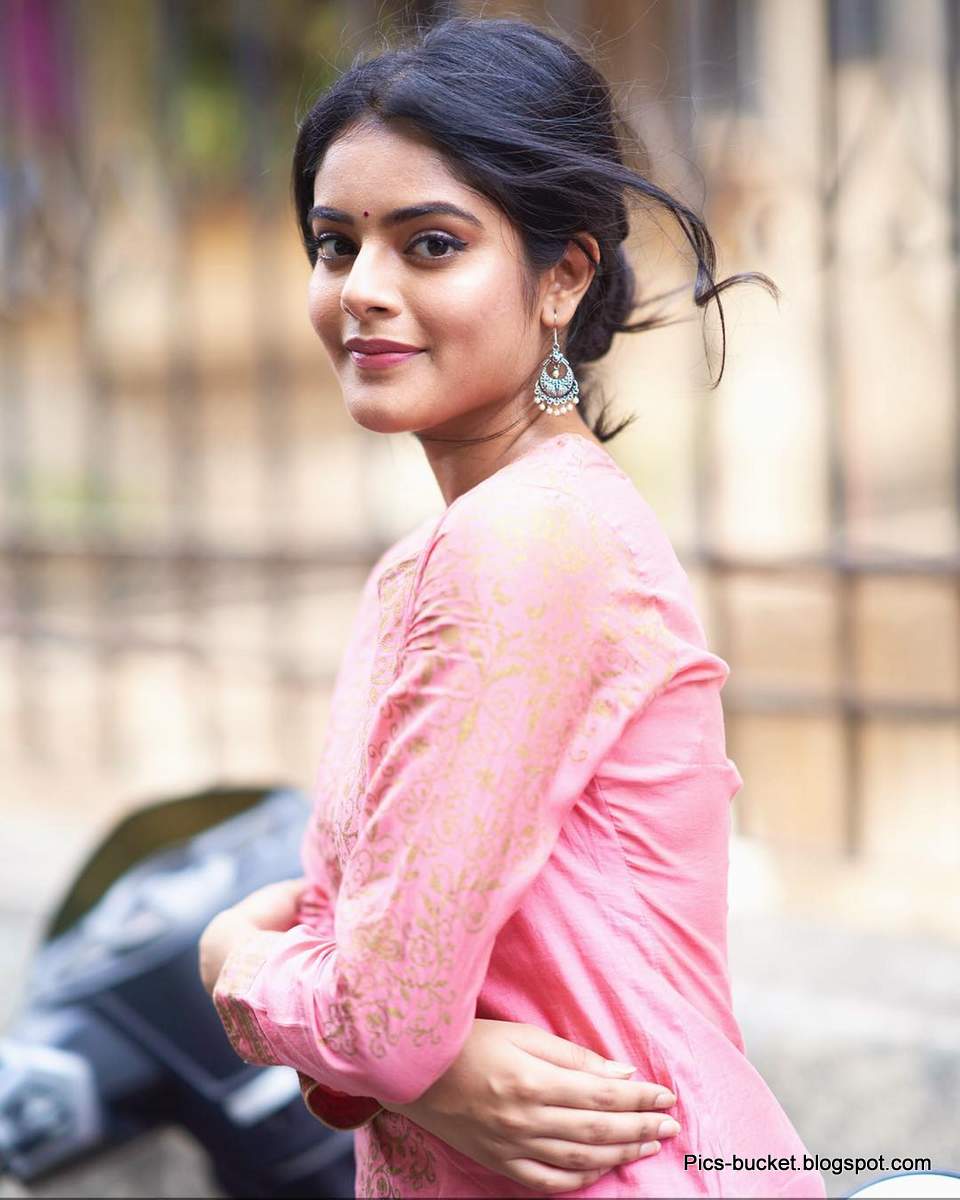 Actress Riddhi Kumar Photos - Lover Movie Heroine Name , HD Wallpaper & Backgrounds