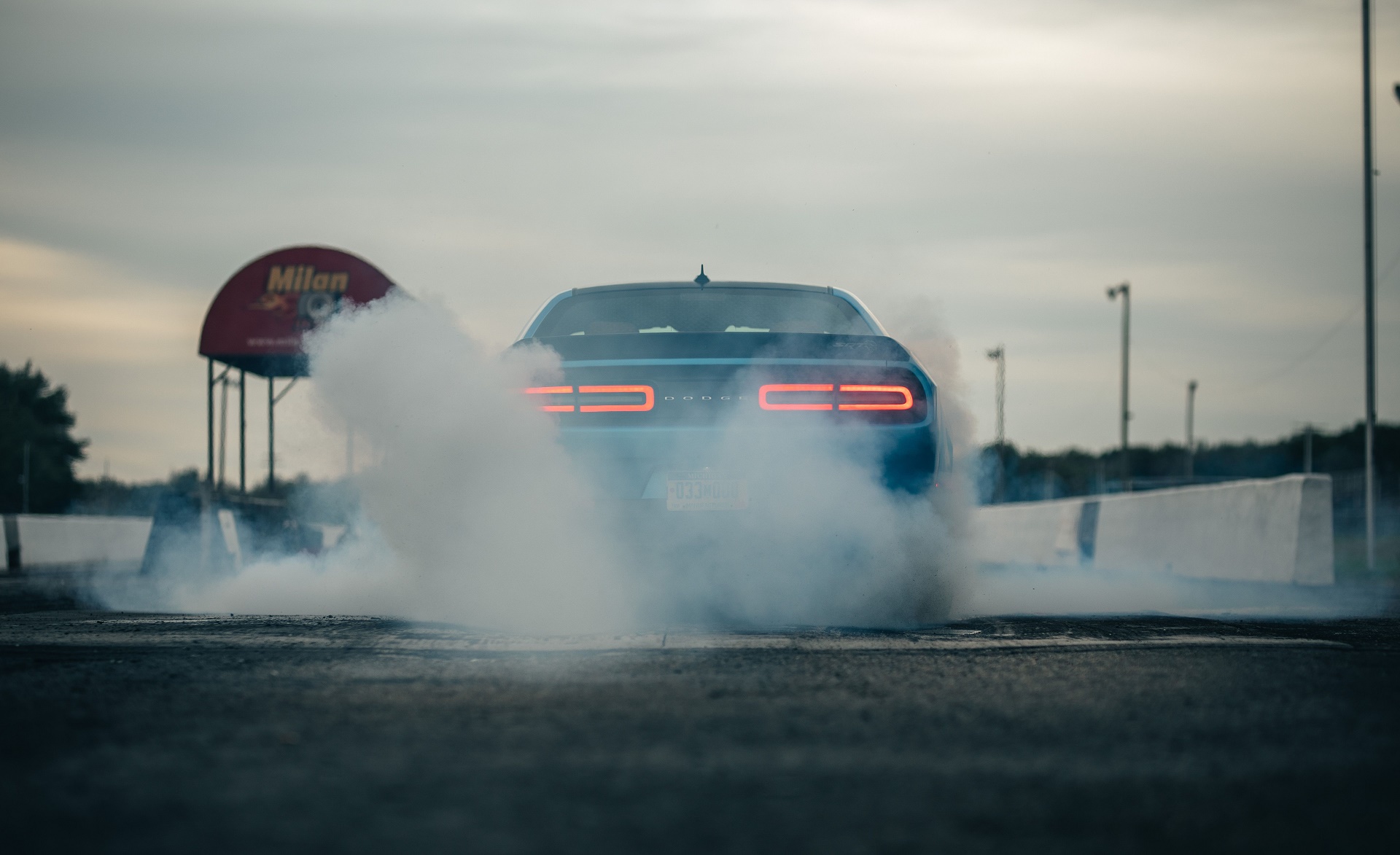 Бернаут на машине. Бернаут на Hellcat. Dodge Hellcat бурнаут. Додж Челленджер бернаут. ДОД челенжер Хелкет бернаут.