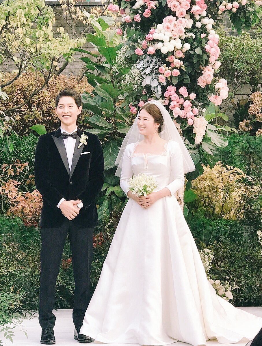 Dots, Song Hye Gyo And Kdrama - Song Joong Ki Song Hye Kyo Married , HD Wallpaper & Backgrounds