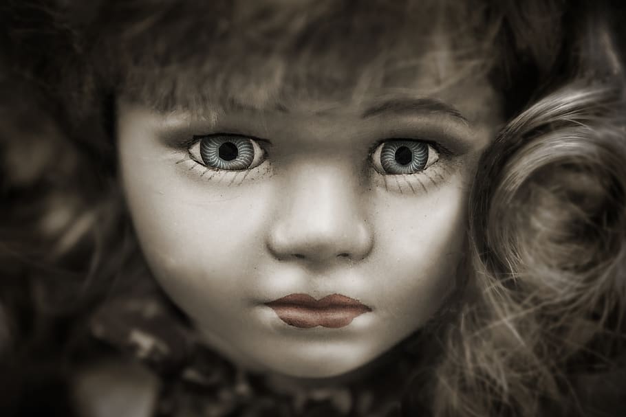 Doll With Grey Eyes And Brown Hair, Close-up, Creepy, - Portraits In Black And White Girls Close Ups , HD Wallpaper & Backgrounds