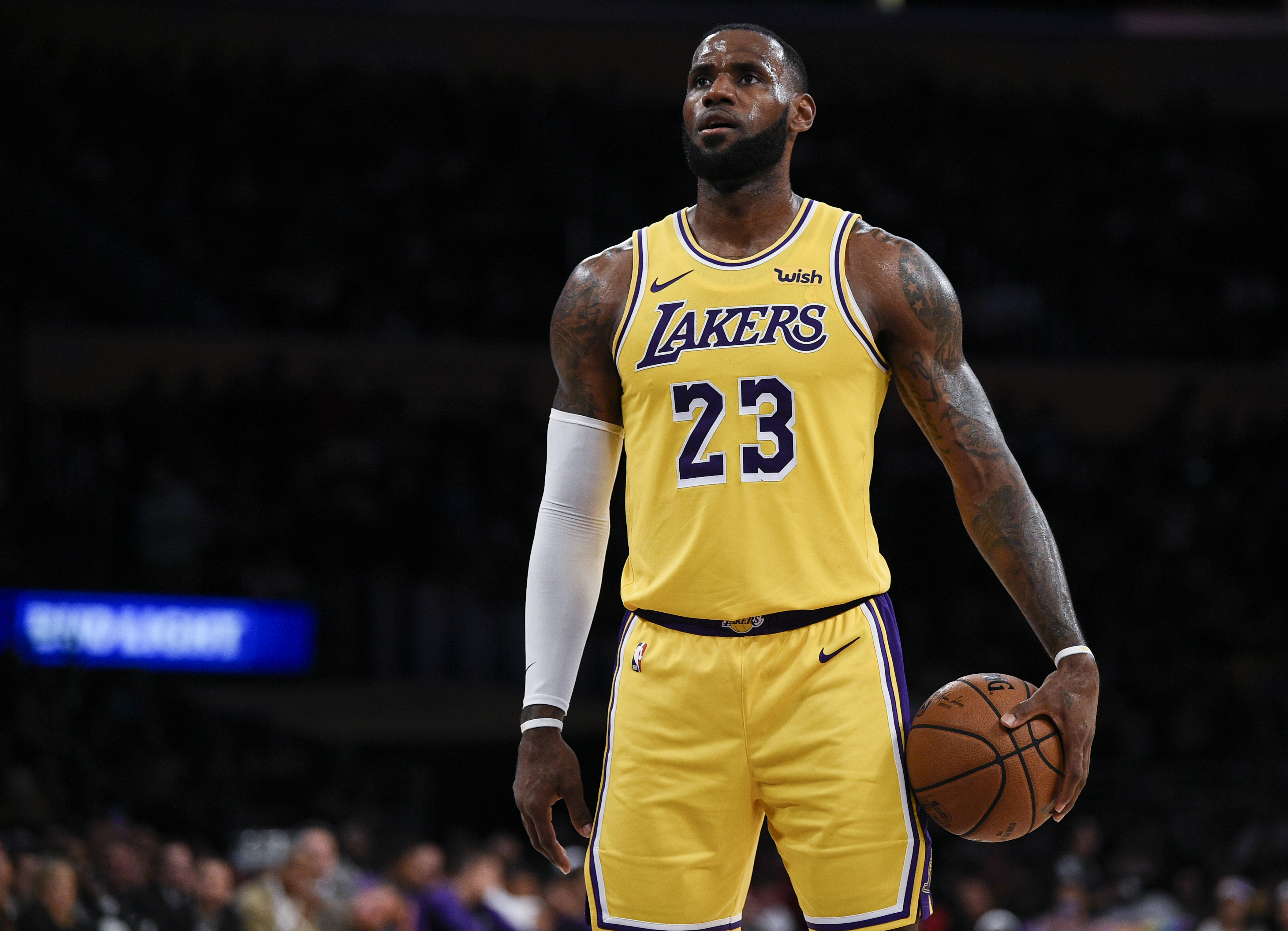 Lebron James Windows Wallpaper - Lebron James On The Lakers , HD Wallpaper & Backgrounds