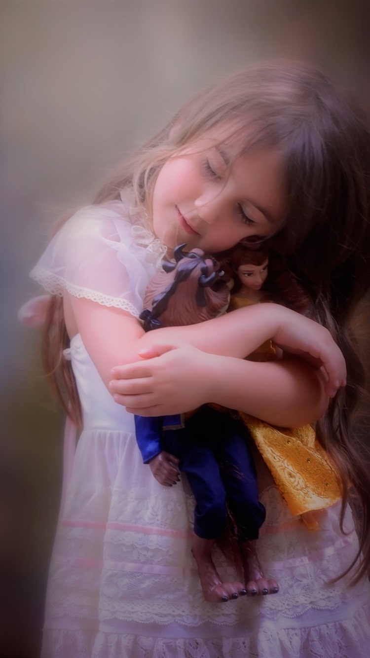 Iphone Wallpaper Cute Little Girl And Her Doll - Iphone Cute Little Girl Cute Doll , HD Wallpaper & Backgrounds