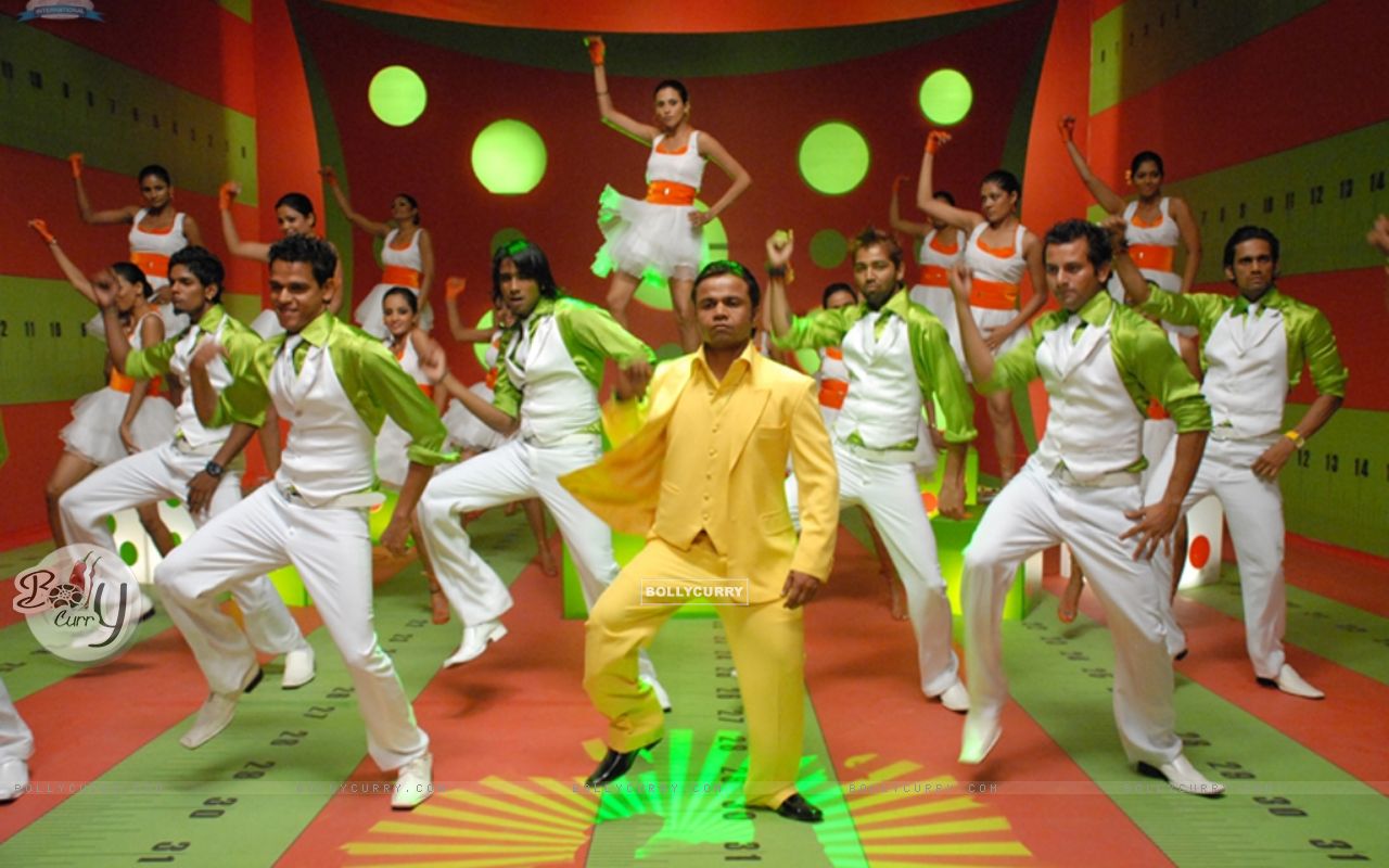 Rajpal Yadav Doing A Stage Perfomance Size - Dance , HD Wallpaper & Backgrounds