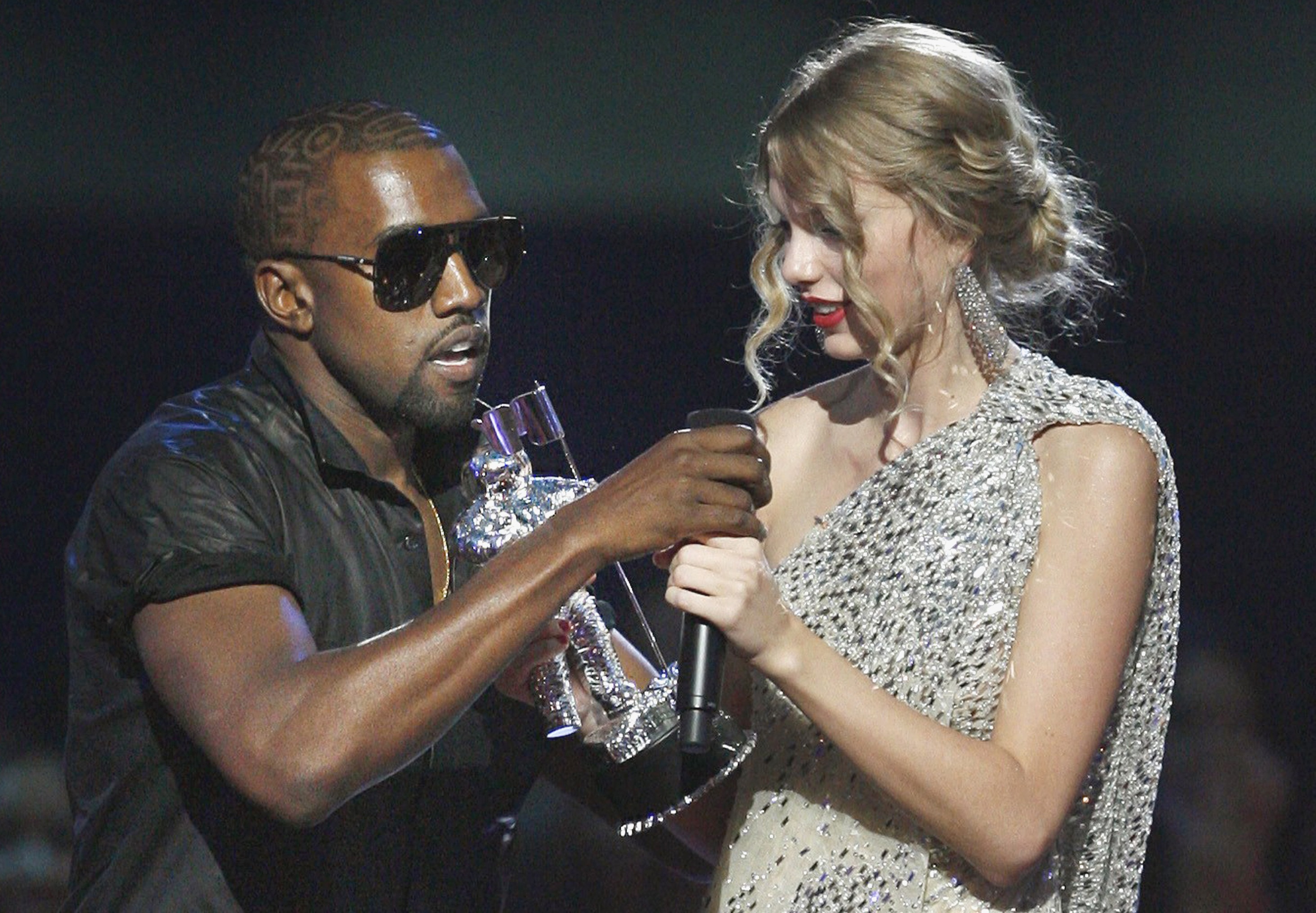 Wallpaper - Kanye West And Taylor Swift Mtv , HD Wallpaper & Backgrounds