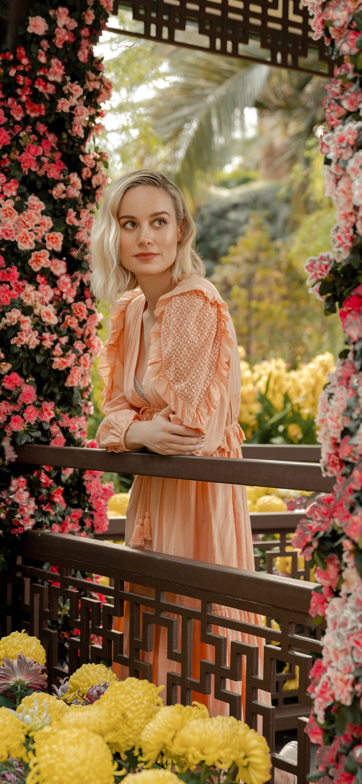 Brie Larson Flowers , HD Wallpaper & Backgrounds
