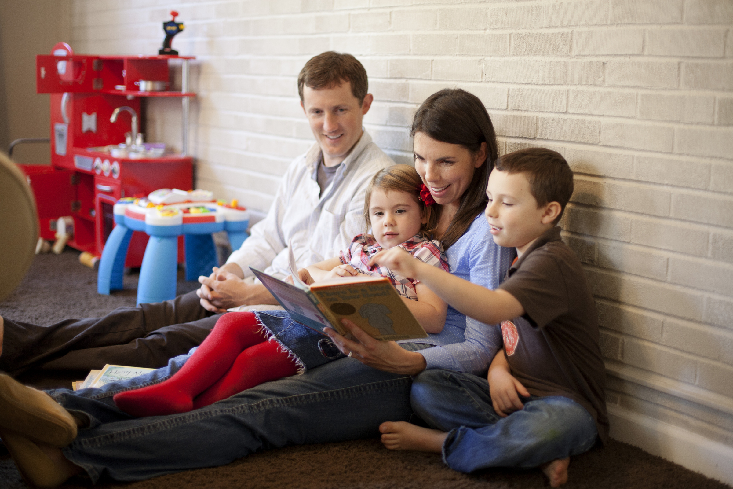 Family Reading In Library , HD Wallpaper & Backgrounds