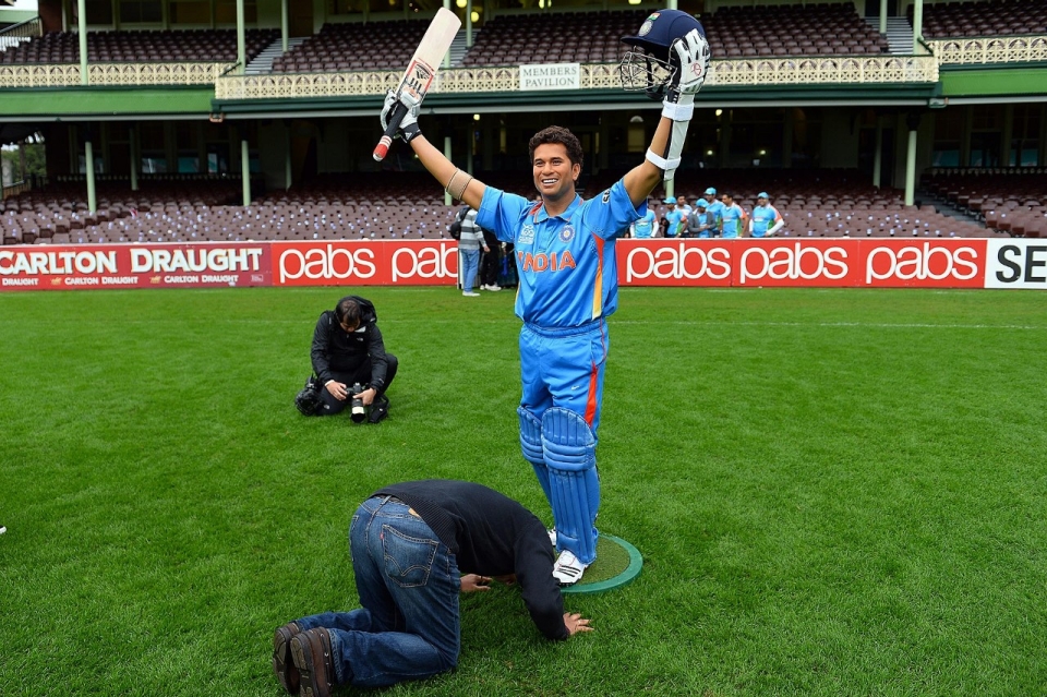 A Indian Cricket Fan Kisses The Shoe Of A Wax Figure - Full Hd Sachin Tendulkar Batting Hd , HD Wallpaper & Backgrounds
