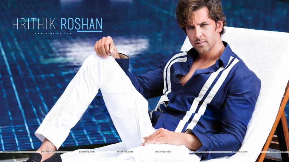 Hrithik Roshan In Blue Shirt Wallpaper,male Celebrities - New Look Hrithik Roshan , HD Wallpaper & Backgrounds
