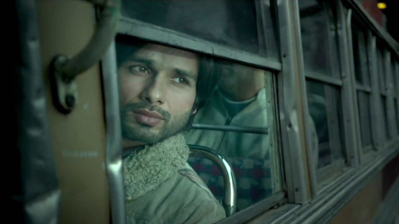 Shahid Kapoor In Bus , HD Wallpaper & Backgrounds