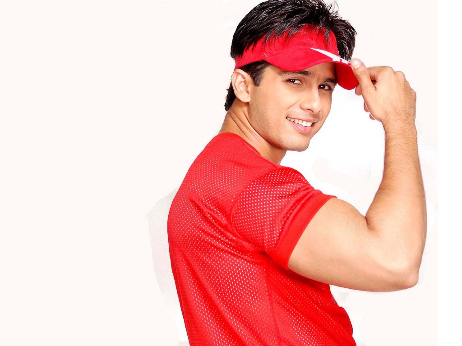 Shahid Kapoor In Red Shirts 01 Wallpaper - Smart Shahid Kapoor Hd , HD Wallpaper & Backgrounds