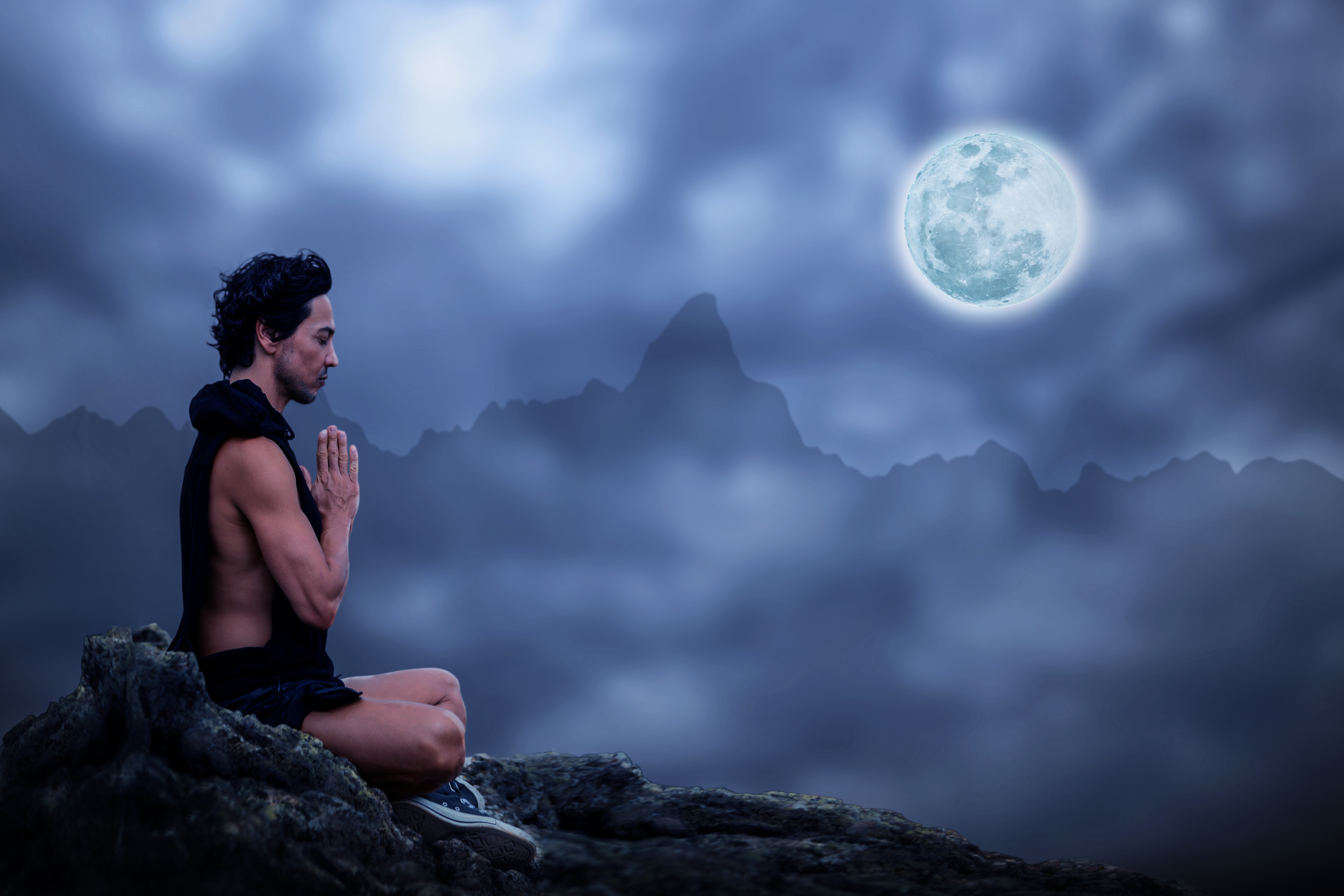 Meditating By In Full Moon Night - Man In Moon Light , HD Wallpaper & Backgrounds
