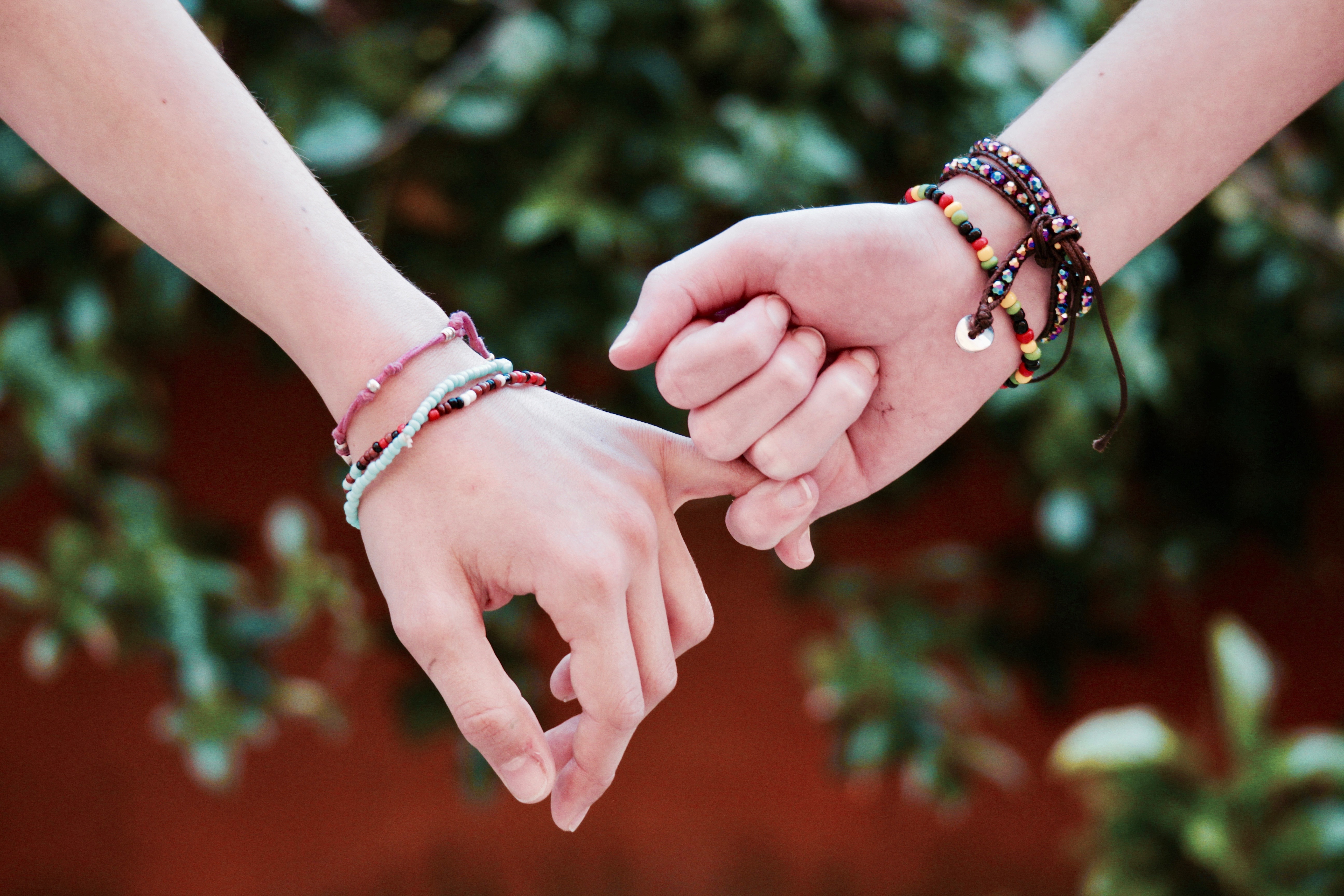 Boy And Girl Holding Hands , HD Wallpaper & Backgrounds