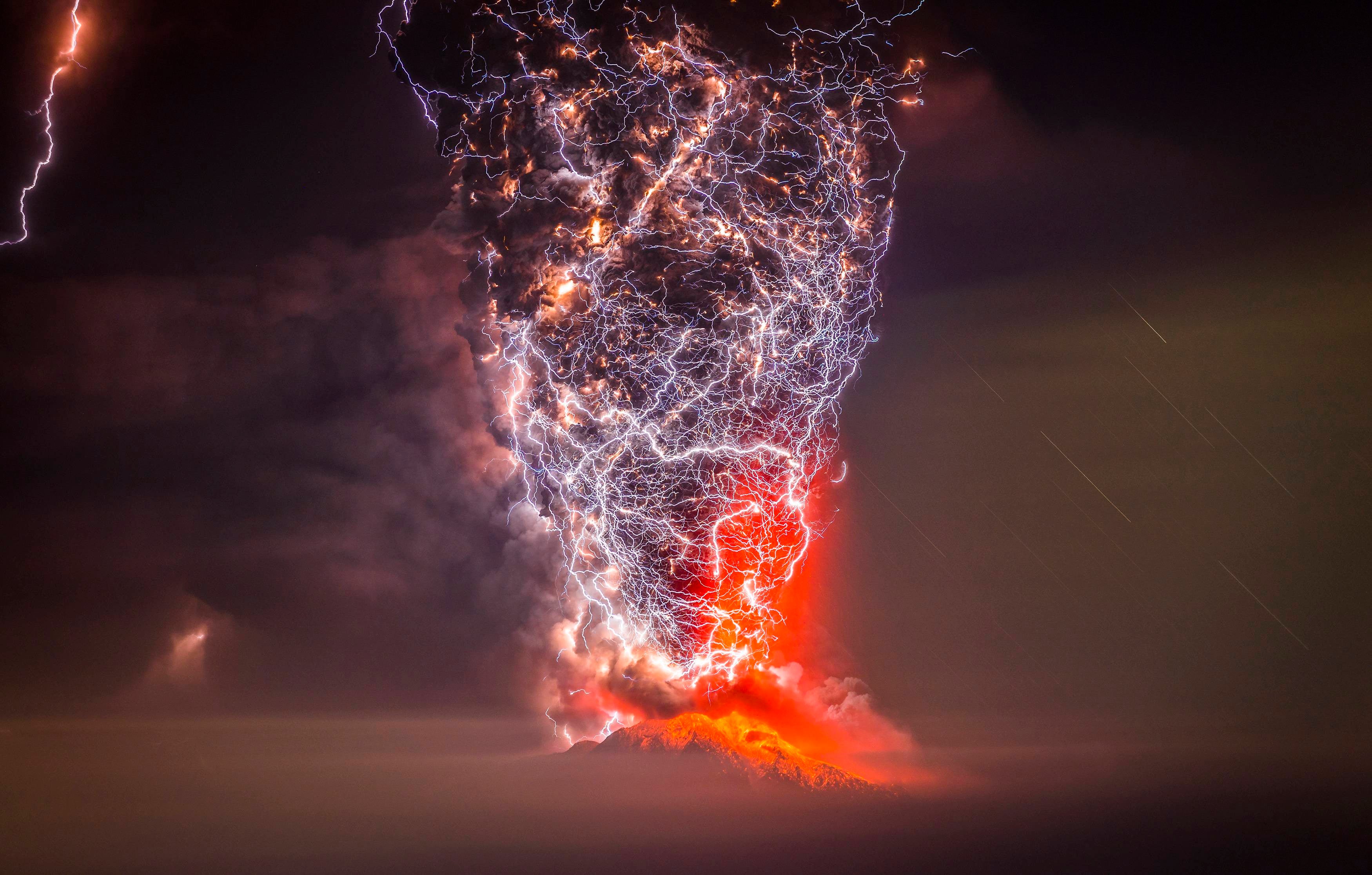 Lightning Engulfs Volcanic Eruption , HD Wallpaper & Backgrounds