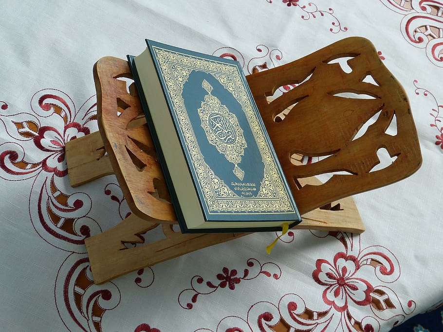 Green And Gold Hardbound Book And Brown Wooden Holder, - 1st Ashra Of Ramadan Quotes , HD Wallpaper & Backgrounds