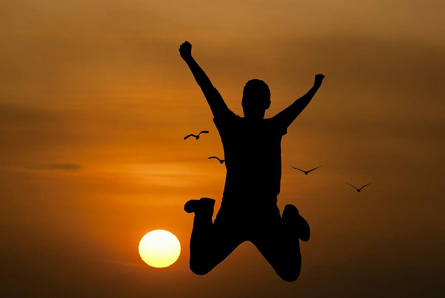 Silhouette Of Young Man Jumping With Setting Sun In - Silhouette Man Man Jumping For Joy , HD Wallpaper & Backgrounds
