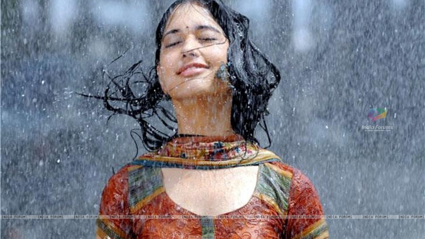 Tamanna Bhatia Size - Indian Woman In Rain , HD Wallpaper & Backgrounds
