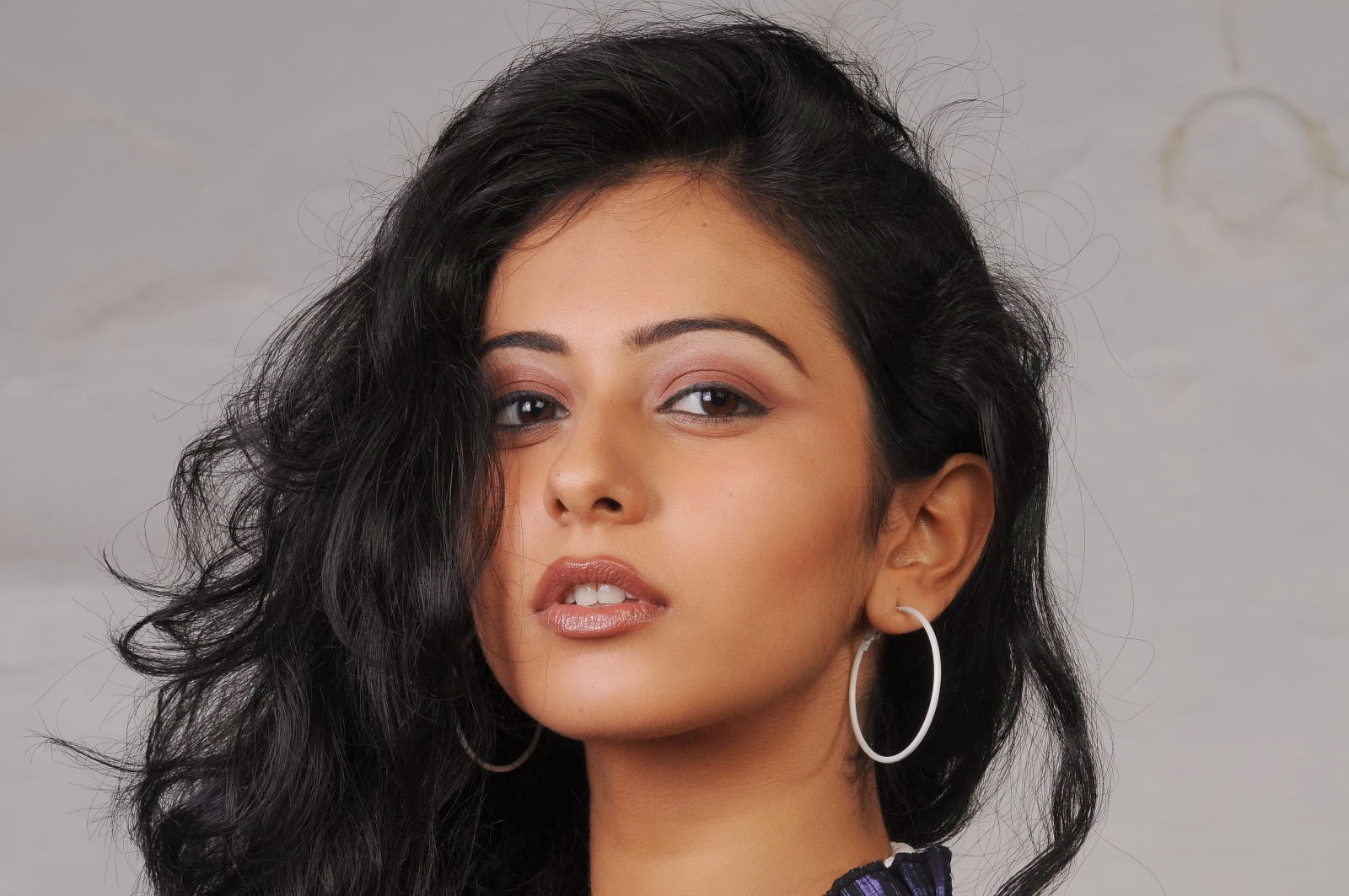 Rakul Preet Singh Hd Wallpaper Download - Tollywood Actress Images Hd , HD Wallpaper & Backgrounds