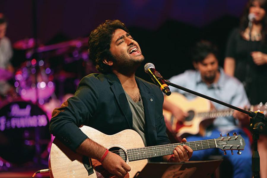 The Rise And Rise Of Arijit Singh - Arijit Singh With Guitar , HD Wallpaper & Backgrounds