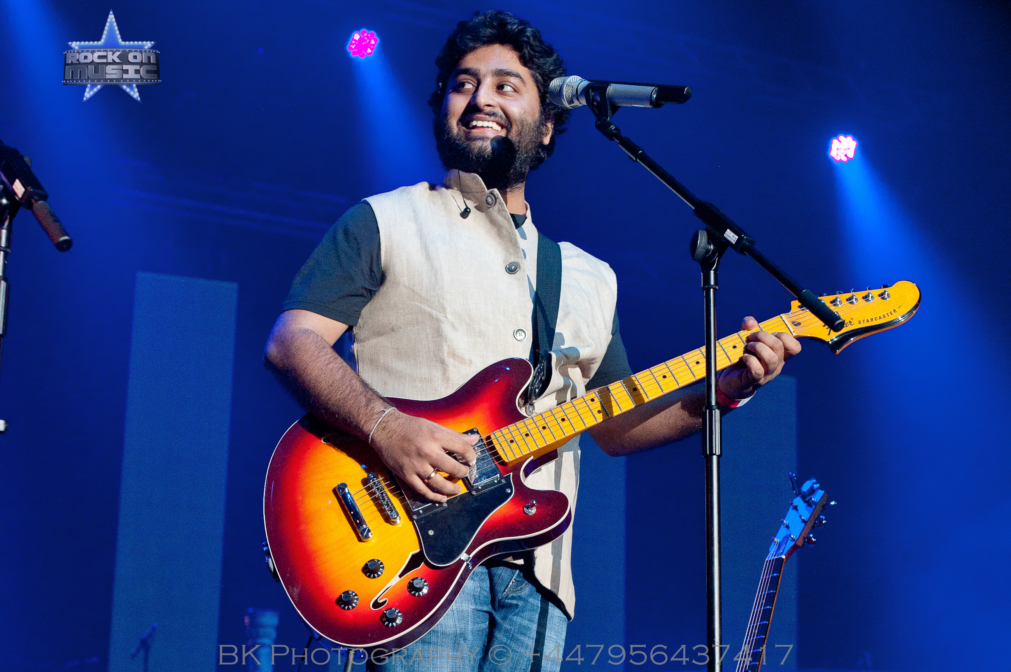 Arijit Singh Live In Concert - Phir Bhi Tumko Chahunga Arijit Singh , HD Wallpaper & Backgrounds