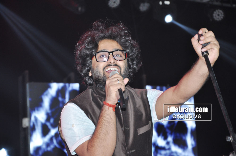 Arijit Singh Steal Hyderabadies Hearts With His Magical - Arijit Singh Photos 2014 , HD Wallpaper & Backgrounds