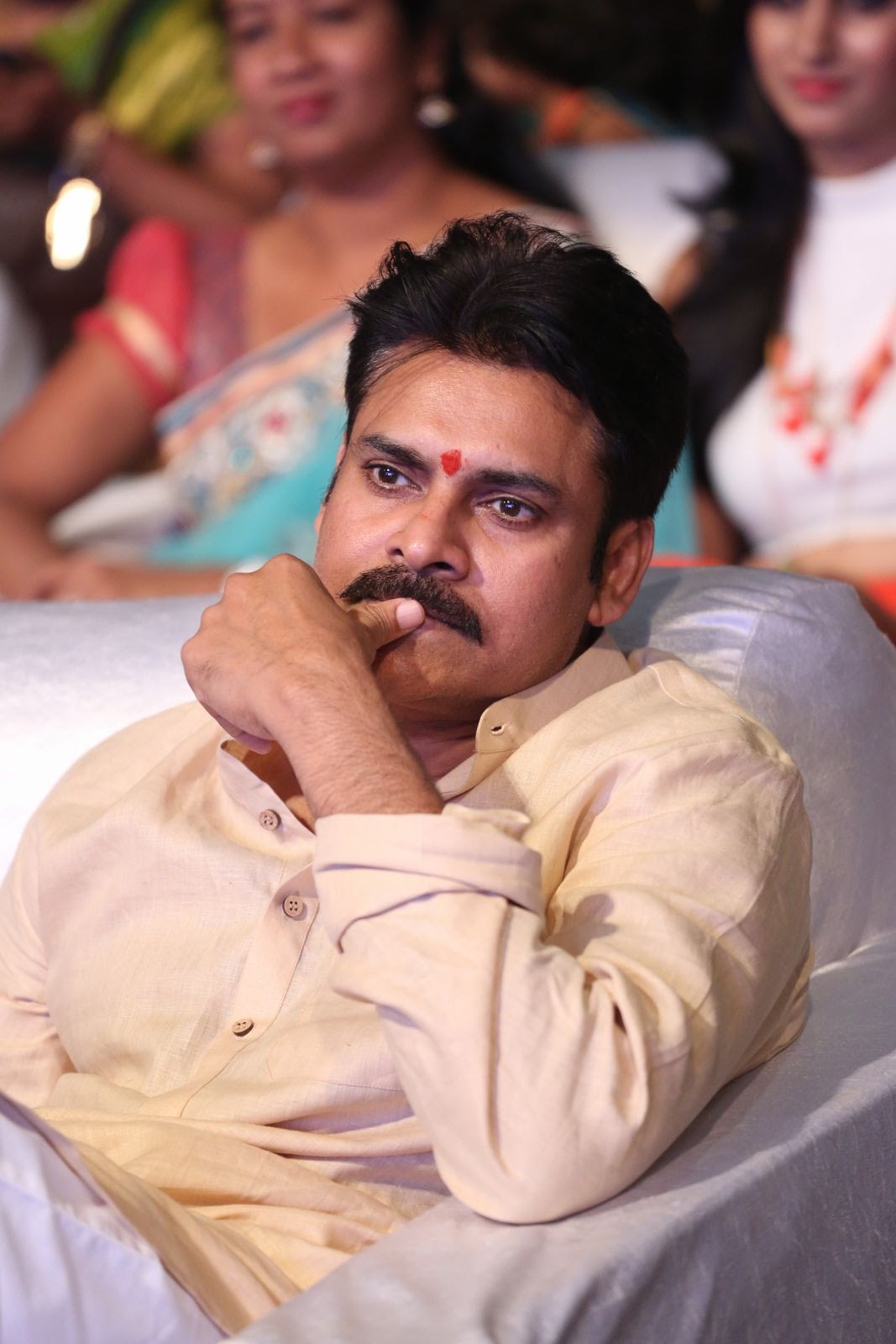 Pawan Kalyan Latest Stylish Photos Hq Photo - Pawan Kalyan Images At Sapthagiri Express Audio Launch , HD Wallpaper & Backgrounds