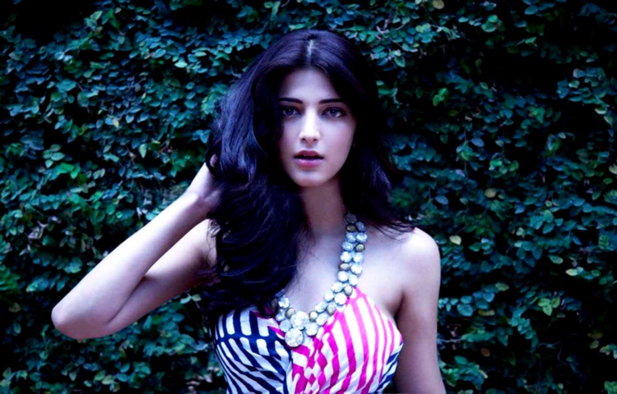 Download Shruti Hassan Hot Jeans And Shirt Wallpaper - South Indian Actor Girl Beautiful , HD Wallpaper & Backgrounds