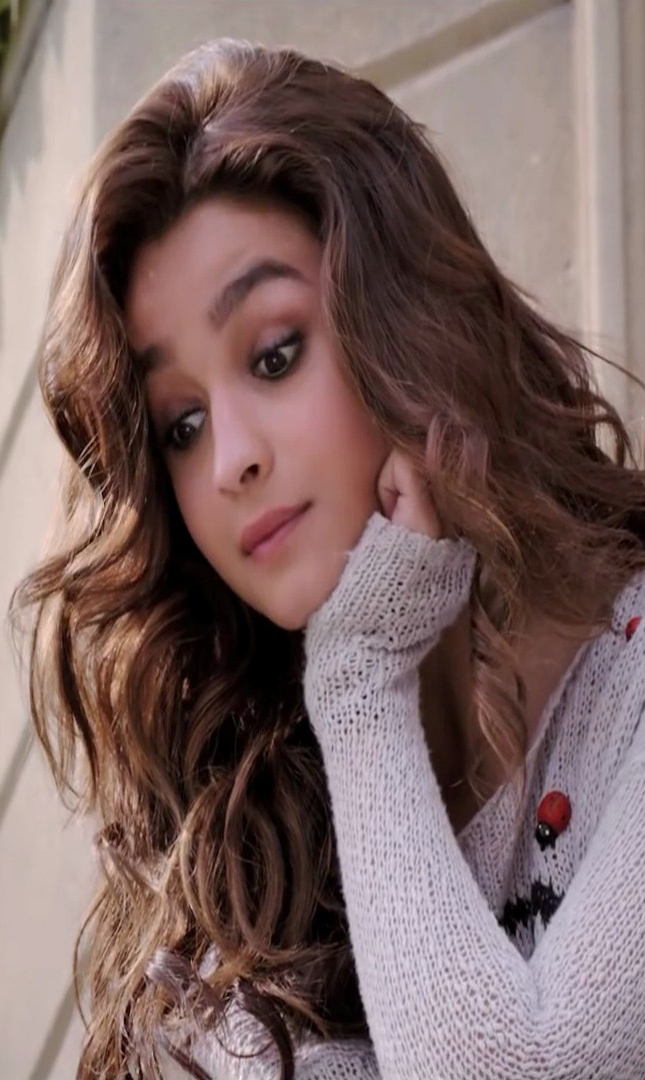 Alia - Alia Bhatt Cute Looking , HD Wallpaper & Backgrounds