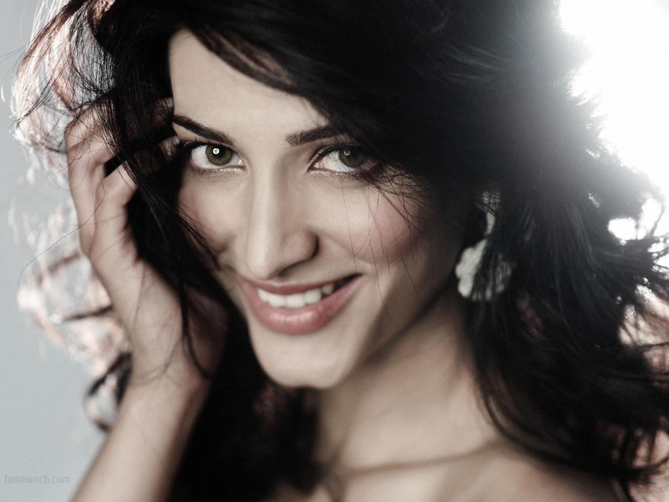 Shruti Hassan Wallpapers Hd, Shruti Hassan Hd Wallpapers, - Shruti Hassan No Dress , HD Wallpaper & Backgrounds