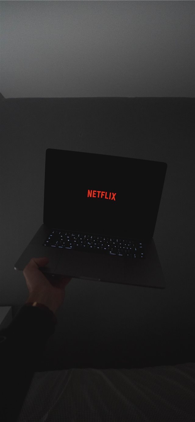 Netflix And Chill Iphone X Wallpaper - Watching Netflix , HD Wallpaper & Backgrounds