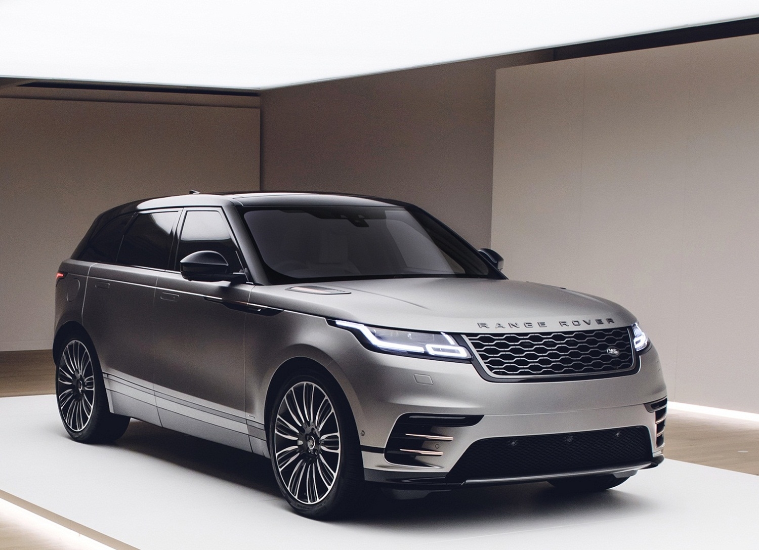 Best 2019 Range Rover Velar Svr Side Hd Wallpaper - 2018 Range Rover Velar S , HD Wallpaper & Backgrounds